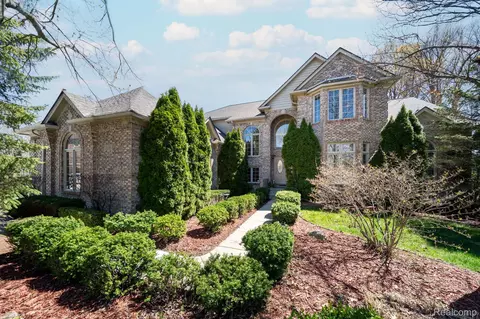 13056 Blue Lakes Cir, Shelby Township, MI 48315