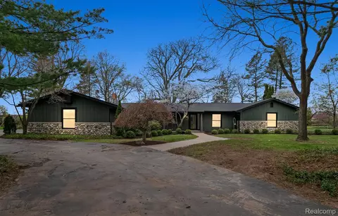 6800 Crestway Dr, Bloomfield Hills, MI 48301