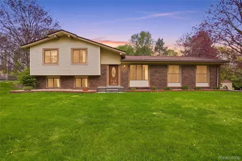 1525 E Dawson Rd, Milford, MI 48381