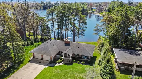 1085 Abseguami Trl, Orion, MI 48362