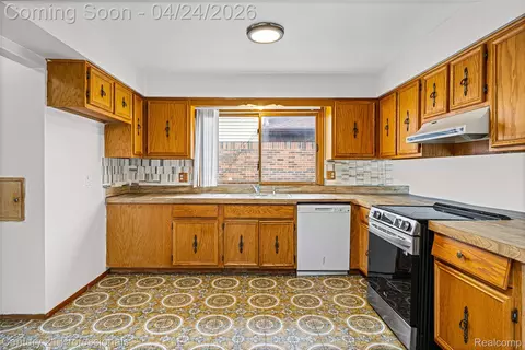 Kitchen - 16129 Cambell Dr, Macomb, MI 48044 photo 2 of 4