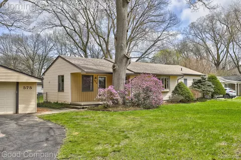 575 S Briarvale Dr, Auburn Hills, MI 48326