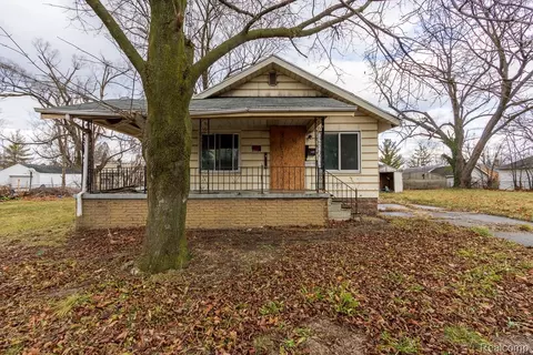 2434 Mackin Rd, Flint, MI 48504