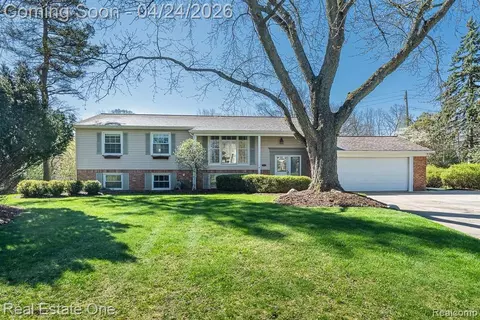 1841 Fair Oak Ct, Rochester Hills, MI 48309