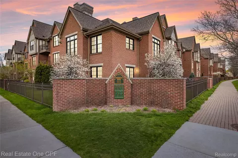 12 Pointe Park Pl, Grosse Pointe Park, MI 48230