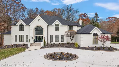 7515 Hiddenbrook Ln, Bloomfield Hills, MI 48301
