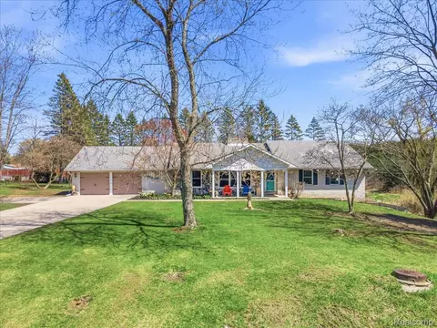 2956 Maywood Dr, Port Huron, MI 48060