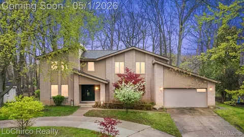 6019 Glen Eagles Dr, West Bloomfield, MI 48323
