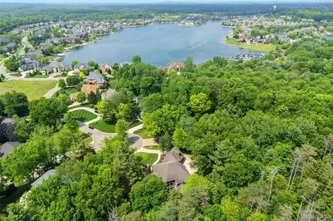 9010 Hidden Ct W, Green Oak, MI 48178