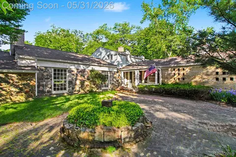 26580 Wellington Rd, Franklin, MI 48025