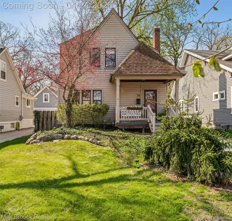 36 Kensington Blvd, Pleasant Ridge, MI 48069