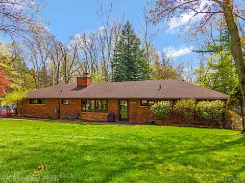25665 Forestview Dr, Southfield, MI 48033