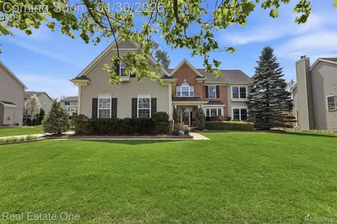 143 Blackberry Dr, White Lake, MI 48386