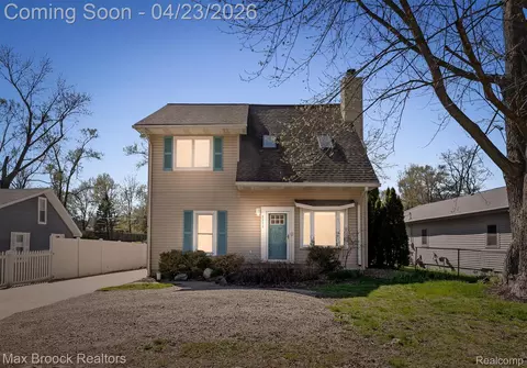 2375 Lakeside Dr, Highland, MI 48356