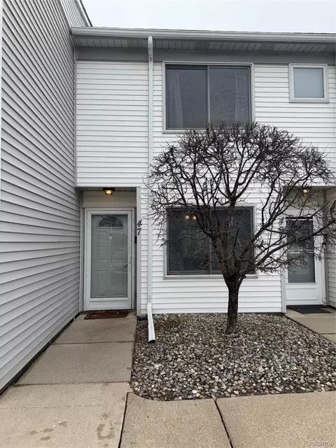47 Rosebud Ln, Mount Clemens, MI 48043