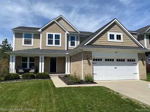 18 Wildrose Dr, White Lake, MI 48386
