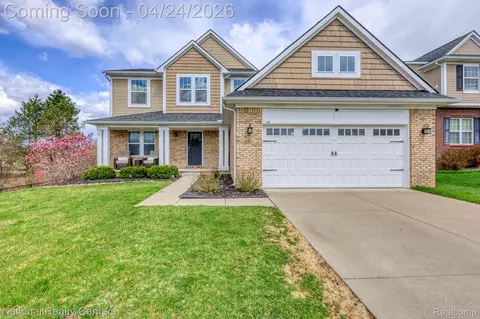 18 Wildrose Dr, White Lake, MI 48386