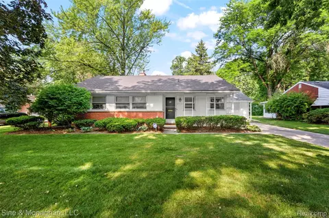27651 Red Leaf Lane Ln, Southfield, MI 48076