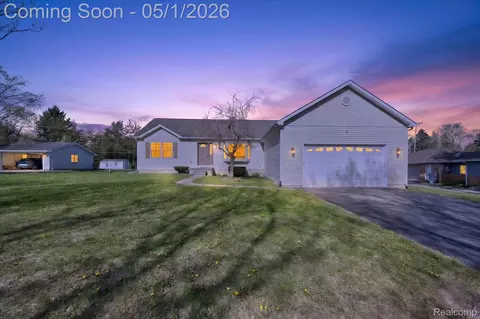 9074 Hamburg Rd, Brighton, MI 48116