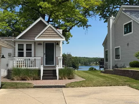 10470 King Rd, Springfield, MI 48350