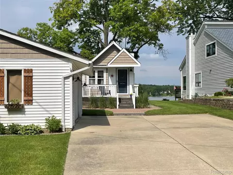 10470 King Rd, Springfield, MI 48350