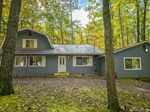 7207 Frontenac Ave Indian Riv, Tuscarora, MI 49749