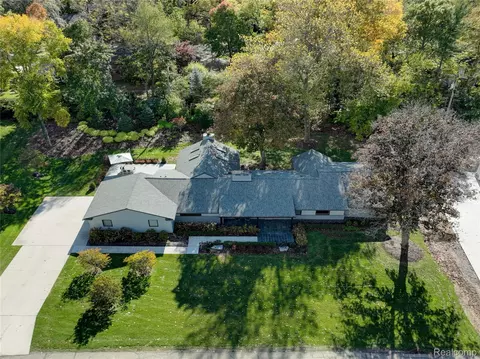 3885 Oakland Dr, Bloomfield Hills, MI 48301
