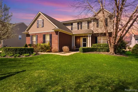 58 Blackberry Dr, White Lake, MI 48386