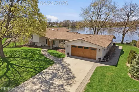 547 Deer Run, White Lake, MI 48386