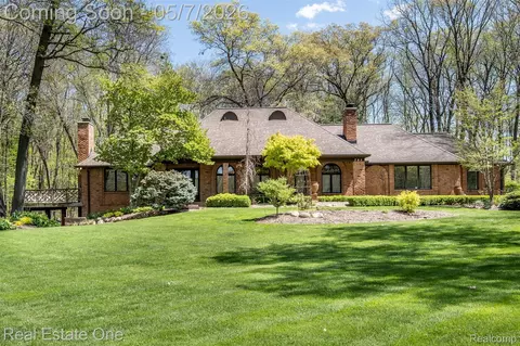 785 Old Milford Farms, Milford, MI 48381