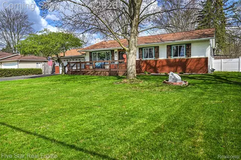 2995 Beaumont Dr, Highland, MI 48356