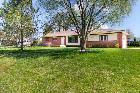 27948 Green Willow St, Farmington Hills, MI 48331