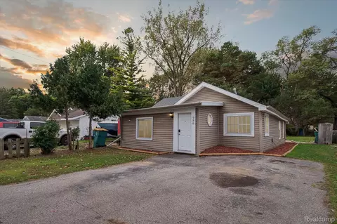 986 Pine Rd, Bangor, MI 48706