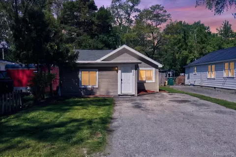 986 Pine Rd, Bangor, MI 48706