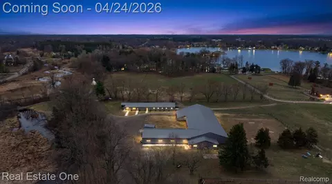 1050 Oxbow Lake Rd, White Lake, MI 48386