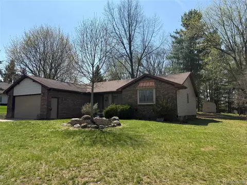 3828 Winding Pine Dr, Metamora, MI 48455