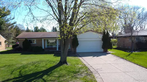 129 Pleasant Lake Dr, Waterford, MI 48327