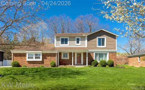 5267 Winchester Dr, Troy, MI 48085