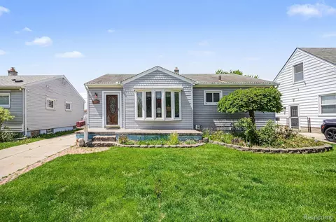 29217 Dembs Dr, Roseville, MI 48066