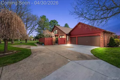 42228 Lochmoor St, Clinton Township, MI 48038