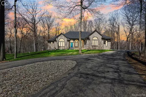 1150 Cripple Creek Ln, Rochester Hills, MI 48306