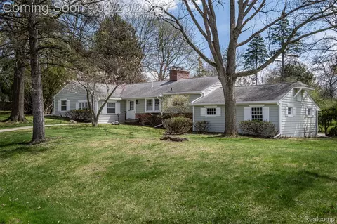 1895 W Bend Dr, Bloomfield Township, MI 48302