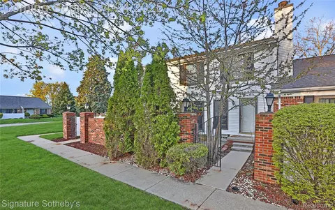 38730 Golfview Dr E, Clinton Township, MI 48038