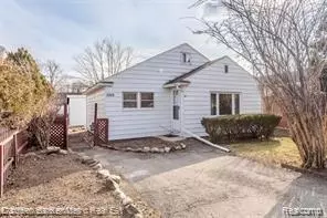 2835 Oldsmobile Ave, Waterford, MI 48328