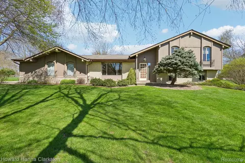12120 Carriage Trail Dr, Springfield, MI 48350