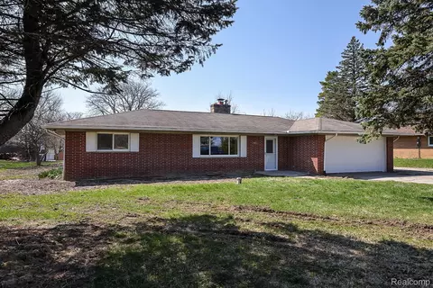2462 Green Acres Dr, Grand Blanc, MI 48439