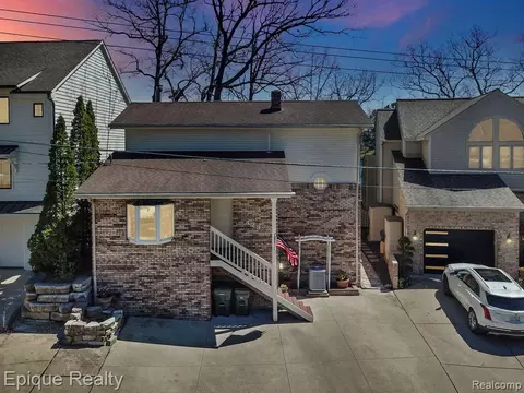 423 Shady Oaks St, Orion, MI 48362