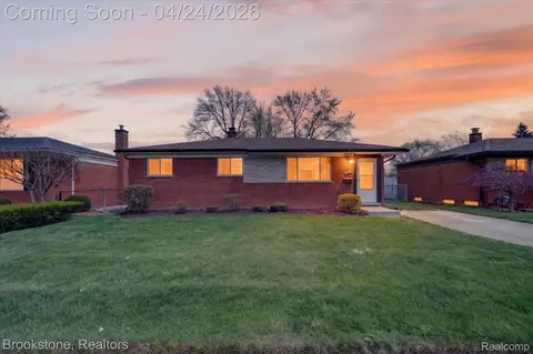 30428 Iroquois Dr, Warren, MI 48088