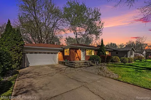 33711 Schneider Rd, Chesterfield, MI 48047