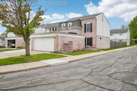 44 Stratford Ln, Rochester Hills, MI 48309